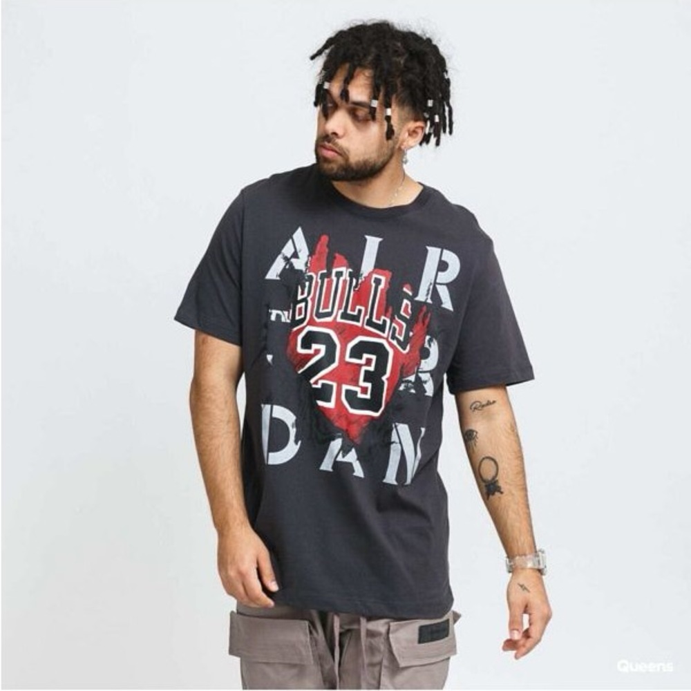 Men’s air Jordan Graphic Tee shirt size S small gray and red